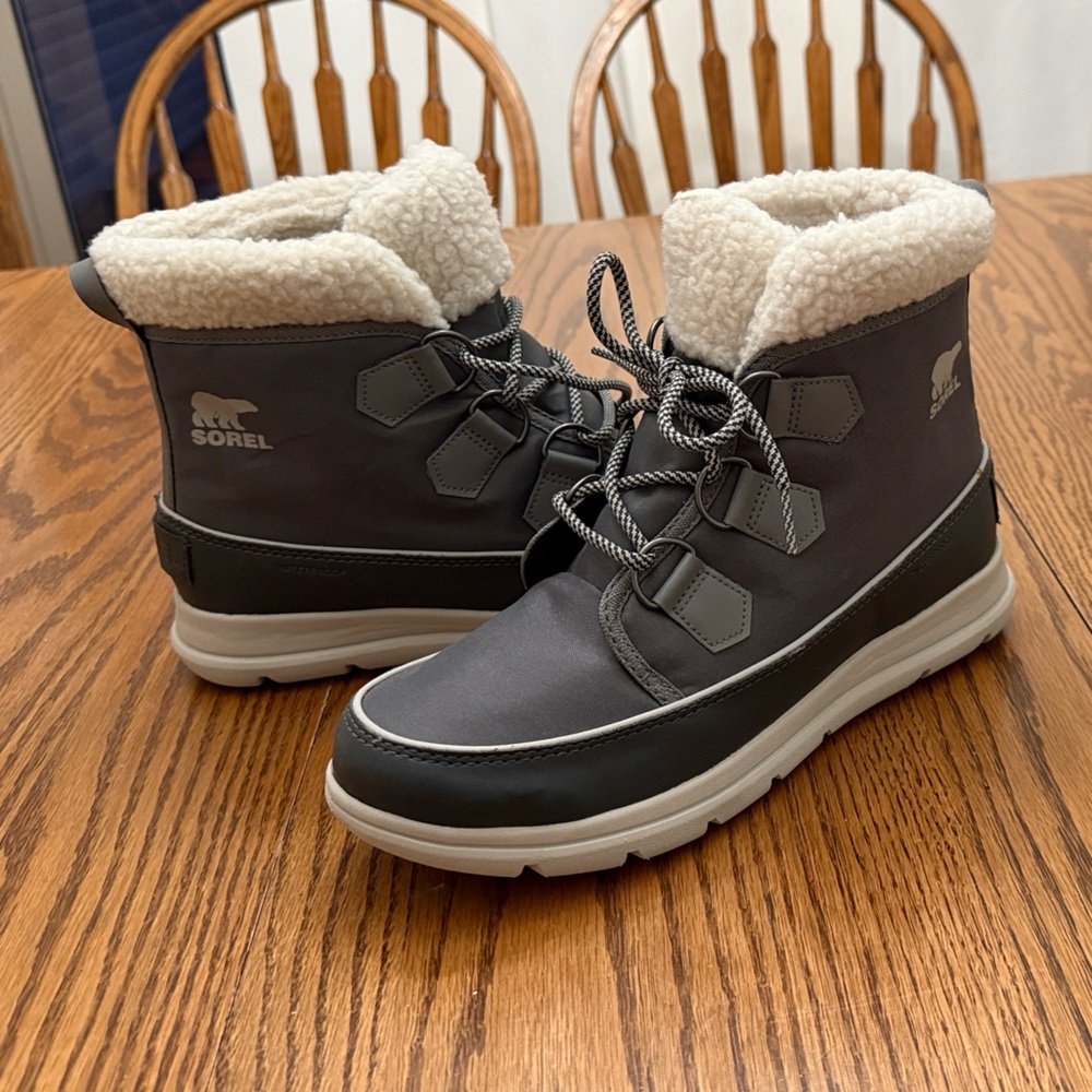 New Sorel Grey Boots with Faux Fur carnival winter boot